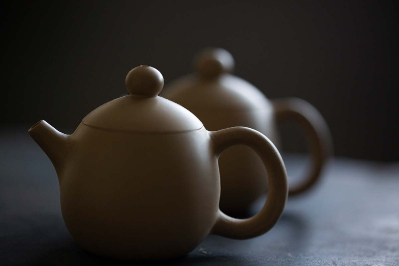 https://www.bitterleafteas.com/wp-content/uploads/2016/11/jianshui-zitao-mini-dragon-egg-teapot-white-10-19-4-800x533.jpg