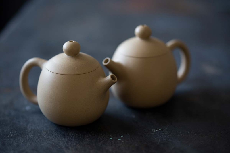 https://www.bitterleafteas.com/wp-content/uploads/2016/11/jianshui-zitao-mini-dragon-egg-teapot-white-10-19-5-800x533.jpg