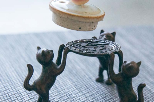 3 meows copper teapot lid holder 4 | BITTERLEAF TEAS