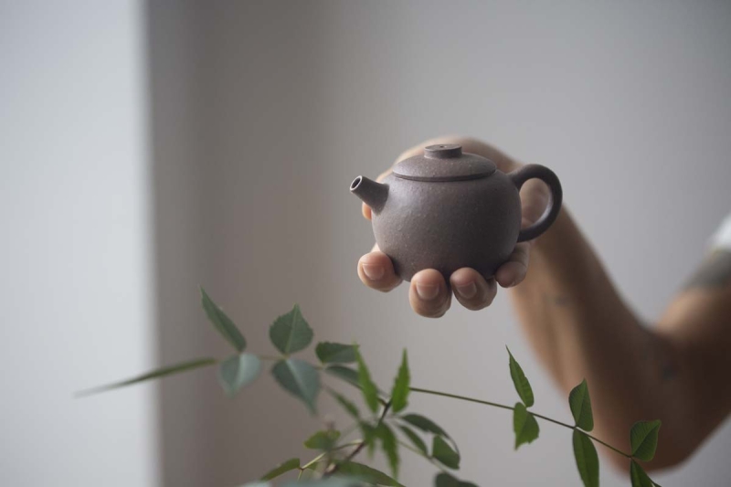 https://www.bitterleafteas.com/wp-content/uploads/2021/08/yixing-duanni-mini-julunzhu-teapot-12-800x533.jpg