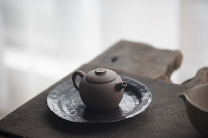 https://www.bitterleafteas.com/wp-content/uploads/2021/08/yixing-duanni-mini-julunzhu-teapot-3-800x533.jpg