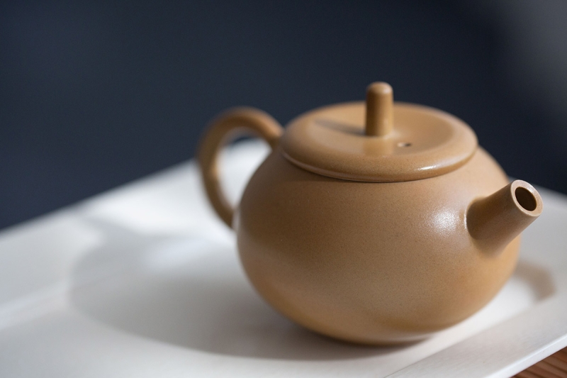 https://www.bitterleafteas.com/wp-content/uploads/2023/02/ivory-wood-fired-jianshui-zitao-teapot-ding-6-800x533.jpg