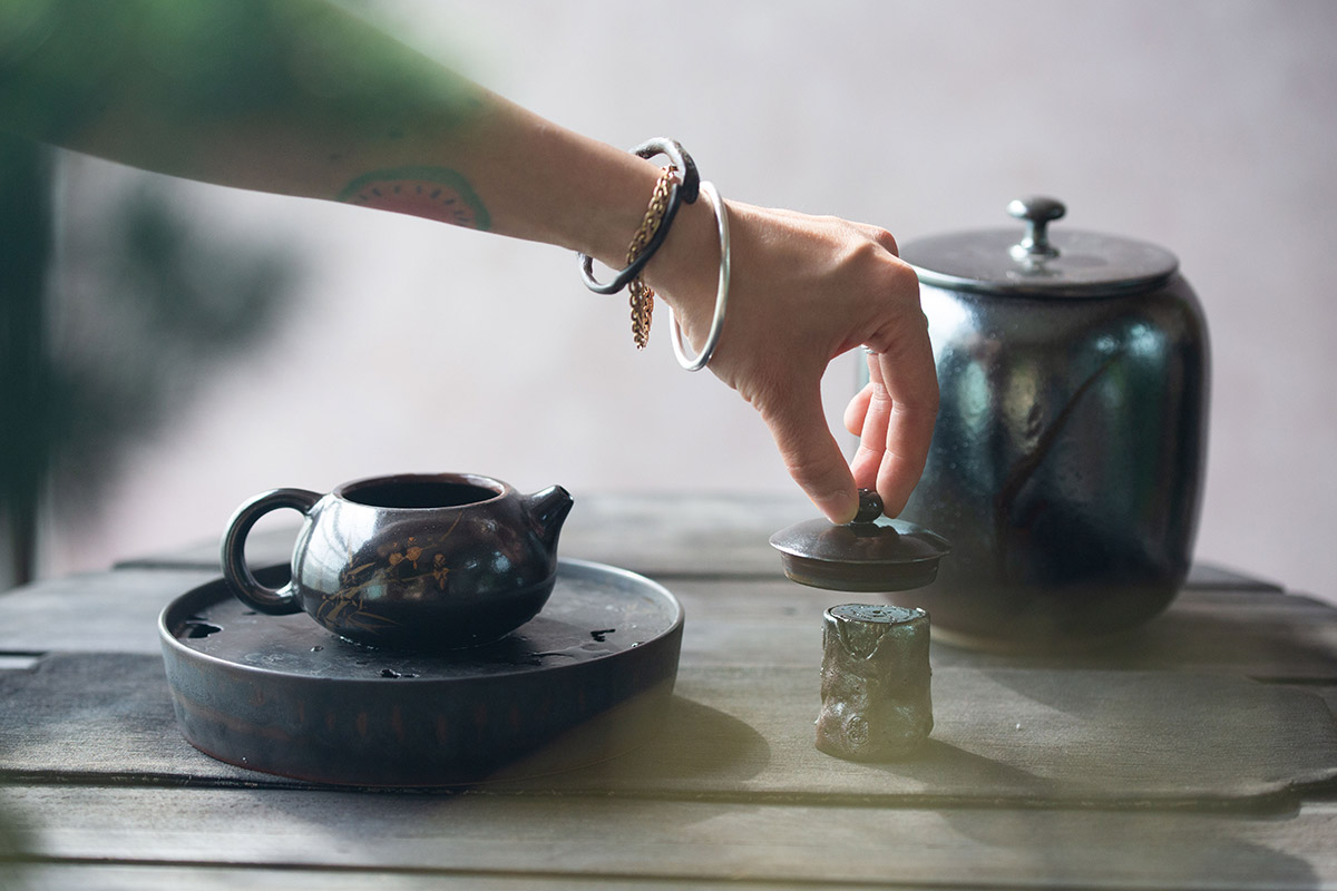 stump wood fired jianshui zitao lid holder 1 | BITTERLEAF TEAS