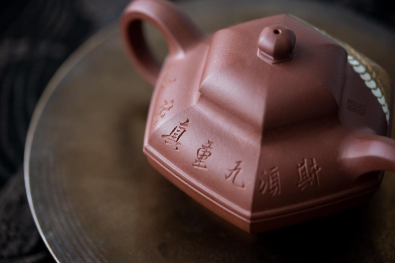 https://www.bitterleafteas.com/wp-content/uploads/2023/09/liu-fang-shuang-xian-hehuan-dicaoqing-clay-yixing-teapot-10-800x533.jpg