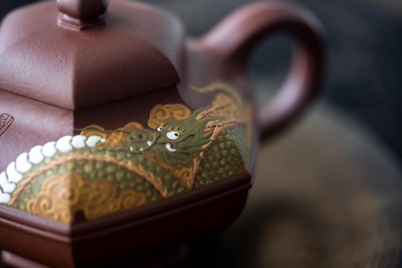 https://www.bitterleafteas.com/wp-content/uploads/2023/09/liu-fang-shuang-xian-hehuan-dicaoqing-clay-yixing-teapot-9-800x533.jpg