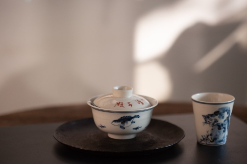 Gilded Qinghua Gaiwan - Fish - Image 1