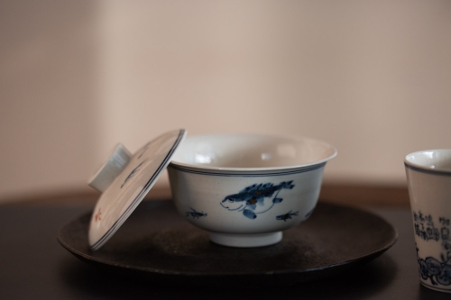 Gilded Qinghua Gaiwan - Fish - Image 4