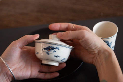 Gilded Qinghua Gaiwan - Fish - Image 5